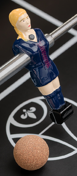 Un petit joueur de babyfoot Bonzini avec le maillot extérieur du PSG