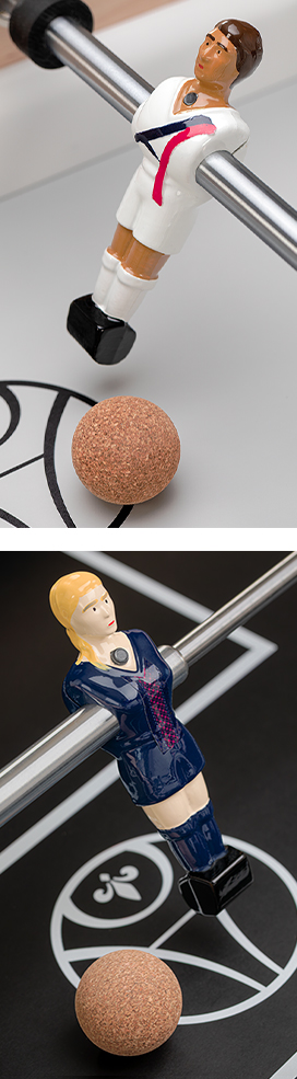 Un petit joueur de babyfoot Bonzini avec le maillot extérieur du PSG