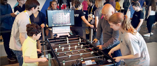 Découverte en famille de la table de baby foot connectée