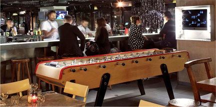 Futbolín gigante Bonzini en el bar del hotel Mama Shelter de París