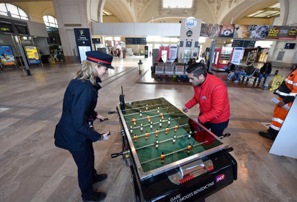 Partido de futbolín entre el personal de la SNCF